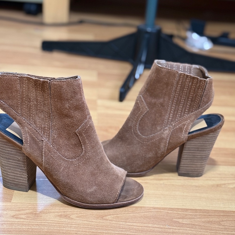 Dolce Vita Tan Suede booties